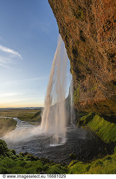 Idyllische Aufnahme des Seljalandsfoss-Wasserfalls  Südisland