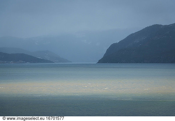 Idyllische Aufnahme von Meer und Bergen