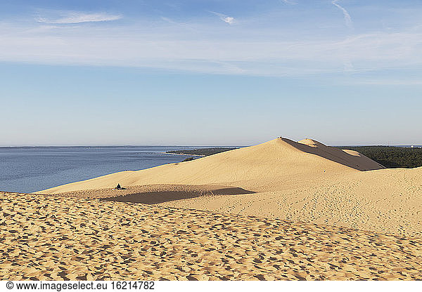 Idyllische Aussicht auf Sanddünen und Atlantik gegen den Himmel Düne von Pilat Nouvelle-Aquitaine Frankreich