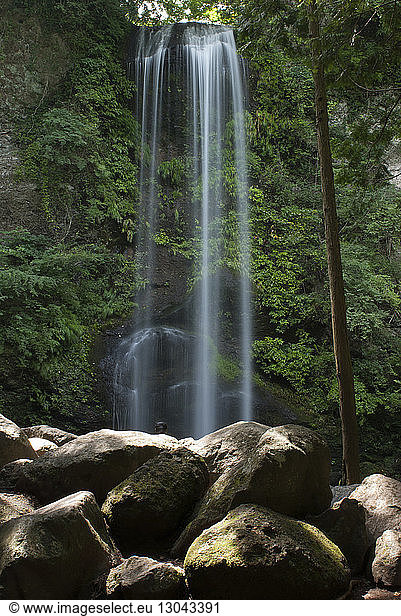 Idyllische Tiefwinkelansicht eines Wasserfalls im Wald