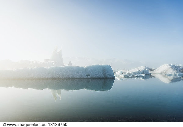 Idyllischer Anblick von Eisbergen im Meer gegen den Himmel bei Nebelwetter