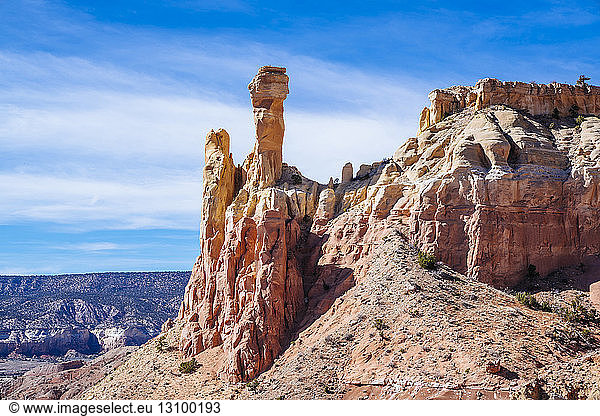 Idyllischer Anblick von Felsformationen vor bewölktem Himmel in der Wüste
