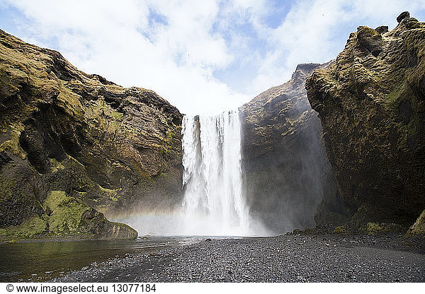 Idyllischer Blick auf den Skogafoss-Wasserfall