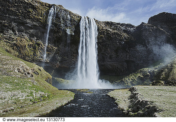 Idyllischer Blick auf den Skogafoss-Wasserfall