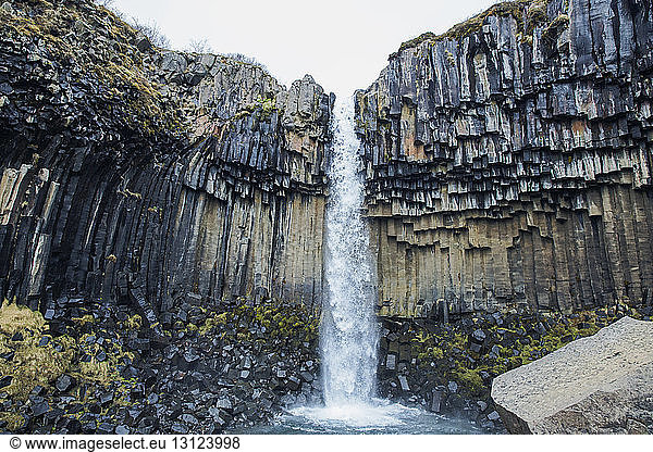 Idyllischer Blick auf den Svartifoss-Wasserfall