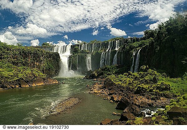 Idyllischer Blick auf die Iguazu Wasserfälle in Argentinien