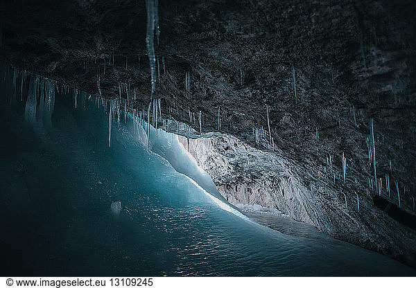 Idyllischer Blick auf Eis in einer Höhle