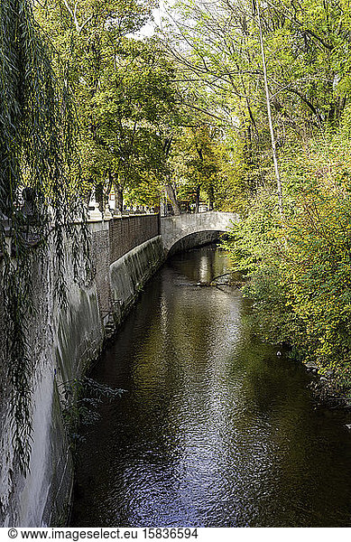 Idyllischer Kanal in der Kleinstadt Prag