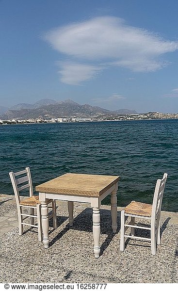 Ierapetra  Kreta  Griechenland. Juni 2019. Leere Stühle und Tische am Kai dieses Ferienorts im Süden Kretas.