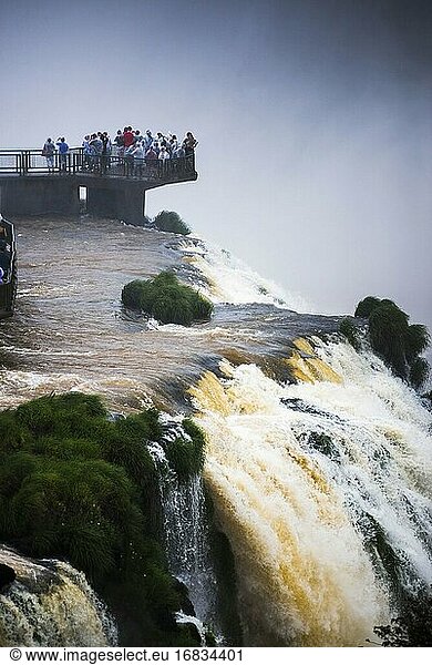 Iguazu-Fälle (auch bekannt als Iguacu-Fälle oder Cataratas del Iguazu)  Brasilien Seitliche Aussichtsplattform  Grenze Brasilien-Argentinien-Paraguay