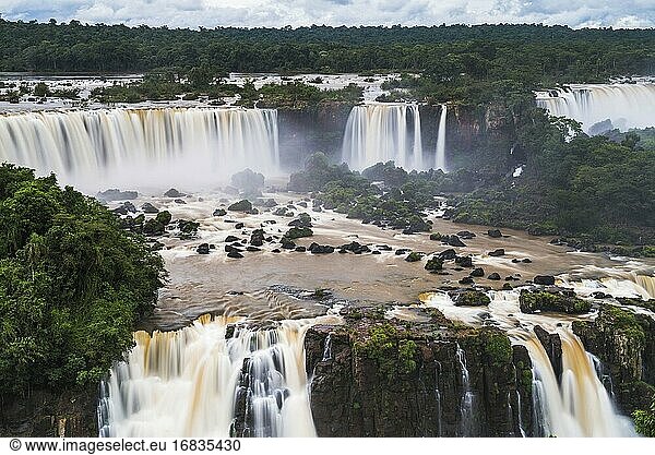 Iguazu-Wasserfälle (auch bekannt als Iguacu-Wasserfälle oder Cataratas del Iguazu)  brasilianische Seite  Grenze Brasilien-Argentinien-Paraguay