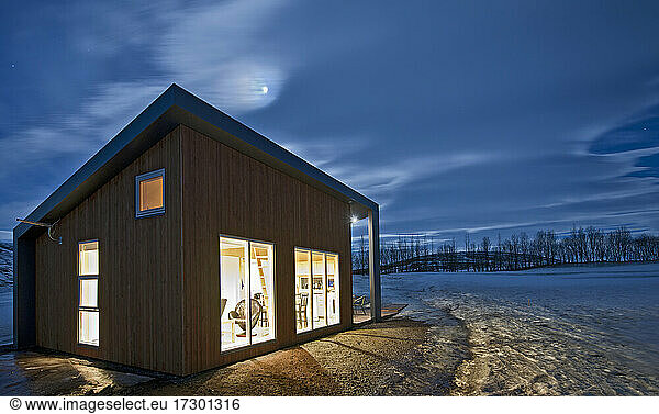 illuminated holiday home in Iceland during the winter