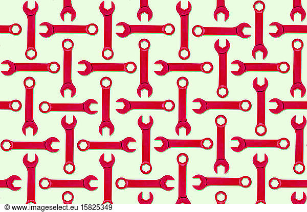 Illustration der Reihen von roten Spielzeugschlüsseln