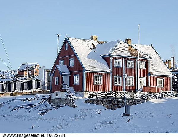 Ilulissat Kunstmuseum  gebaut im typischen Kolonialstil. Winter in Ilulissat am Ufer der Diskobucht. Nordamerika  Grönland  Dänemark