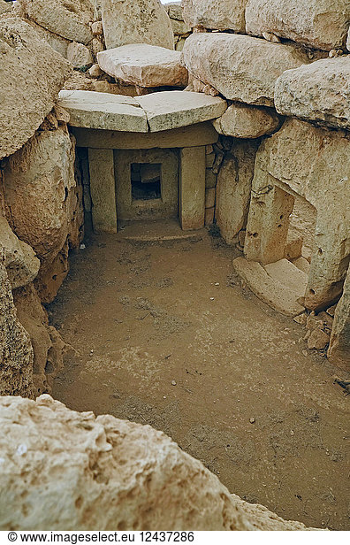 Im Inneren der megalithischen Tempel von Hagar Qim  UNESCO-Weltkulturerbe  Malta  Europa