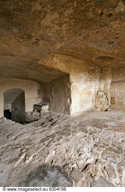 Im Innern eines verlassenen Hauses  Höhlenwohnung von Sassi di Matera in Sasso Barisano  UNESCO Weltkulturerbe  Matera  Italien  Europa