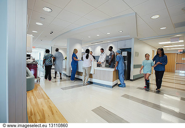 Im Krankenhaus arbeitende Beschäftigte im Gesundheitswesen