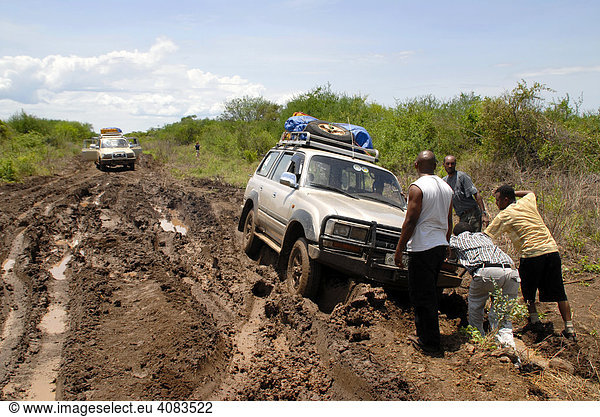 Im Matsch steckengebliebener Toyota Landcruiser im Mago Nationalpark Äthiopien
