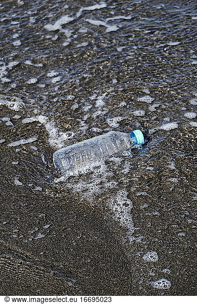 Im Meer treibende Einwegplastikflasche