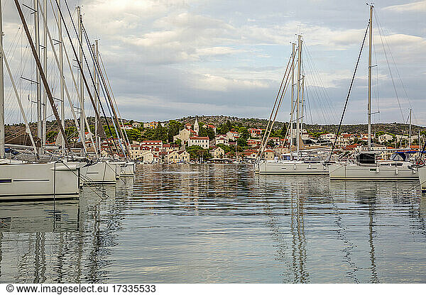 Im Meer vertäute Schiffe im Hafen  Rogoznica  Dalmatien  Kroatien