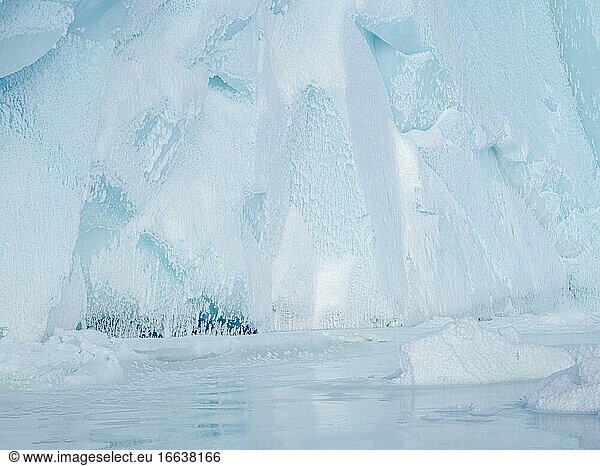 Im Meereis der Melville-Bucht  einem Teil der Baffin-Bucht  bei Kullorsuaq im hohen Norden Westgrönlands eingefrorener Eisberg.