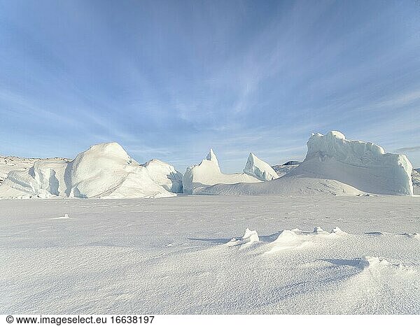 Im Meereis der Melville-Bucht  einem Teil der Baffin-Bucht  bei Kullorsuaq im hohen Norden Westgrönlands eingefrorener Eisberg.