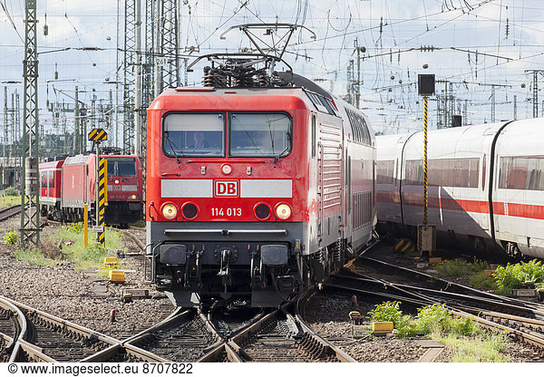 Im Nahverkehr eingesetzte Elektrolokomotive der Baureihe 114 der ...