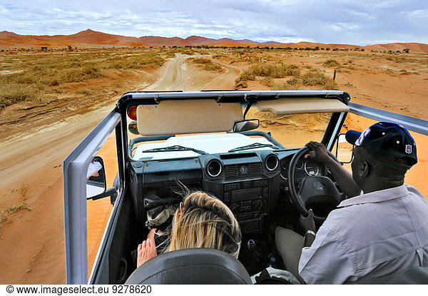 Im Safariwagen bei den Dünen des Sossuvlei  Namibia