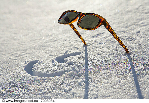 Im Schnee liegengelassene Sonnenbrille