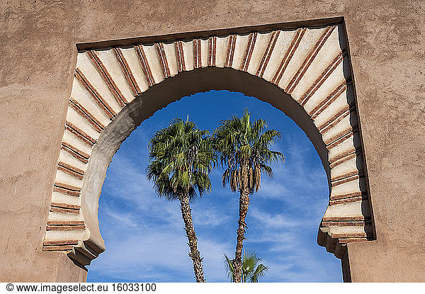Im Torbogen gerahmte Palmen  Marrakesch (Marrakesch)  Marokko  Nordafrika  Afrika
