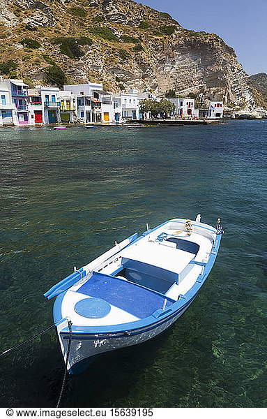 Im Wasser vertäutes Boot im Dorf Klima mit weißen Häusern und bunten Akzenten entlang der Wasserkante; Klima  Insel Milos  Kykladen  Griechenland