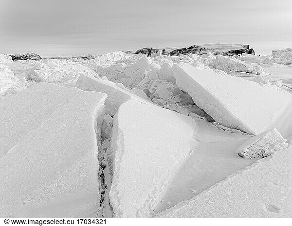 Im Winter in das Meereis des Uummannaq-Fjordsystems eingefrorene Eisberge im Nordwesten Grönlands  weit jenseits des Polarkreises. Nordamerika  Grönland  dänisches Gebiet.