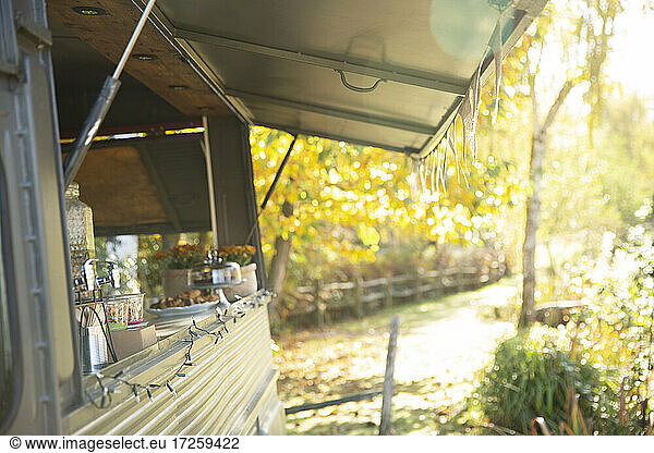Imbisswagen im sonnigen  idyllischen Herbstpark