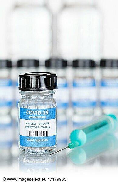 Impfstoff Coronavirus Corona Virus Spritze COVID-19 Covid Impfung Vaccine Textfreiraum Copyspace Hochformat  Stuttgart  Deutschland  Europa