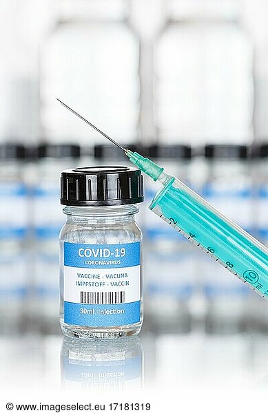 Impfstoff Coronavirus Corona Virus Spritze COVID-19 Covid Impfung Vaccine Textfreiraum Copyspace Hochformat  Stuttgart  Deutschland  Europa