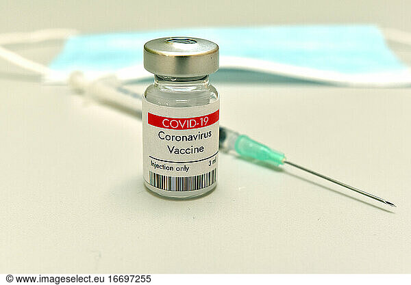 Impfstoff gegen das Coronavirus COVID-19 in Fläschchen und Spritze.