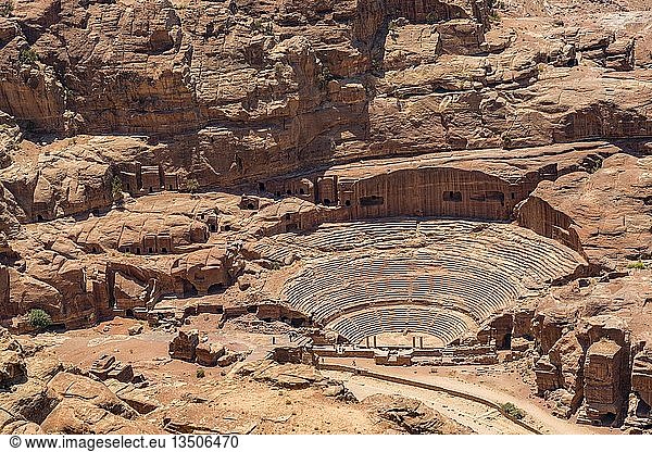 In den Fels gehauenes römisches Amphitheater  Nabatäerstadt Petra  nahe Wadi Musa  Jordanien  Asien