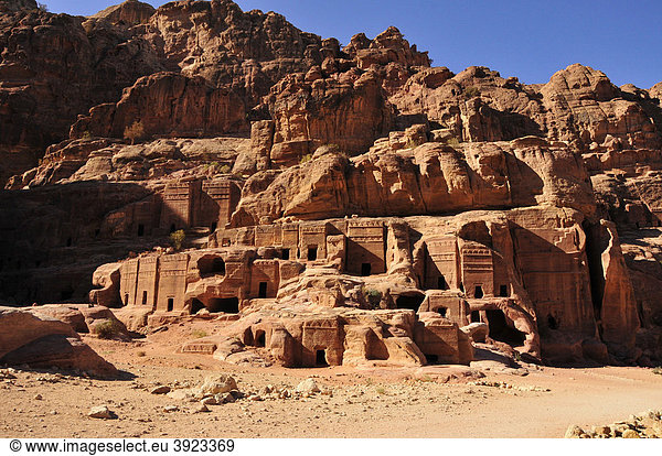 In den Fels geschlagene Fassaden der Nabatäerstadt Petra  UNESCO-Weltkulturerbe  bei Wadi Musa  Jordanien  Naher Osten  Orient