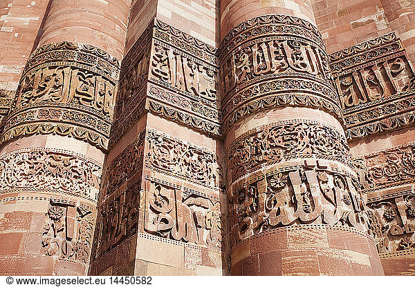 In den Qutub-Minar-Turm geritzte Inschriften