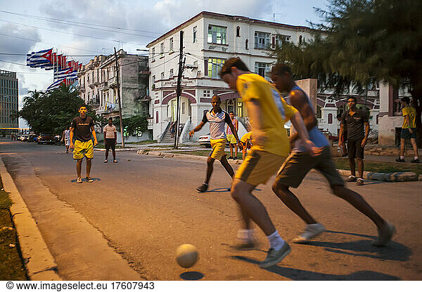 In der Abenddämmerung spielen junge Männer auf einer Straße in Havanna  Kuba  Fußball (Futbol); Havanna  Kuba