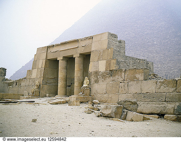 In der Nähe der südöstlichen Ecke der Cheopspyramide steht der restaurierte Säulenportikus des Familiengrabs von Seshemnefer.