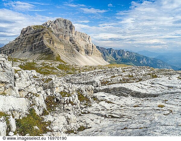 In der Nähe des Passo del Groste  Blick in Richtung Pietra Grande. Die Brenta-Dolomiten  die zum UNESCO-Welterbe Dolomiten gehören. Europa  Italien  Trentino  Val Rendena.