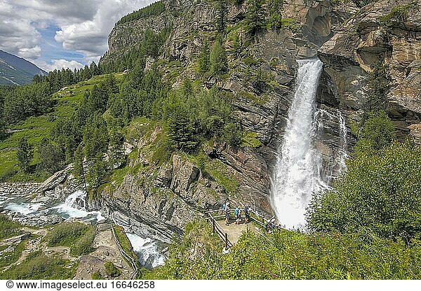 In der Nähe von Cogne  Aostatal  Italien. Wasserfall von Lillaz (Cascate di Lillaz)  der in den Torrente Grand?.Eyvia im Parco Nazionale del Gran Paradiso (Nationalpark Gran Paradiso) mündet.