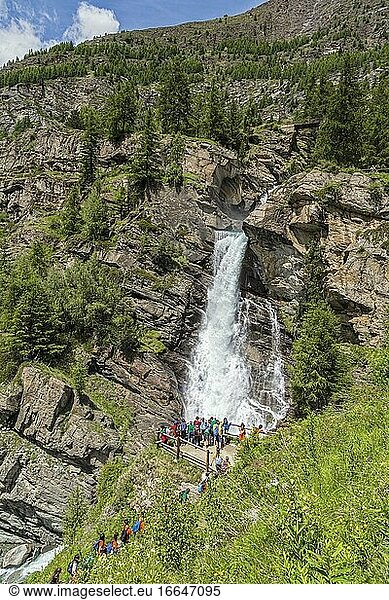 In der Nähe von Cogne  Aostatal  Italien. Wasserfall von Lillaz (Cascate di Lillaz) im Nationalpark Gran Paradiso (Parco Nazionale del Gran Paradiso).