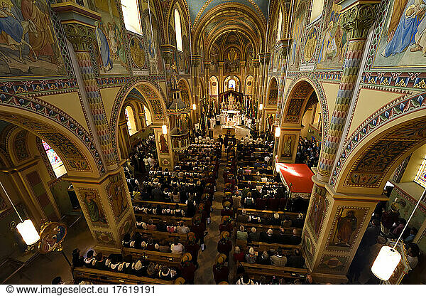 In der Pfarrkirche Maria Immaculata in Weerberg feiern die Einwohner Herz-Jesu; Österreich.
