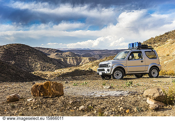 In der Wüste geparktes Wohnmobil; Caloayo  Provinz Nor Chichas  Bolivien