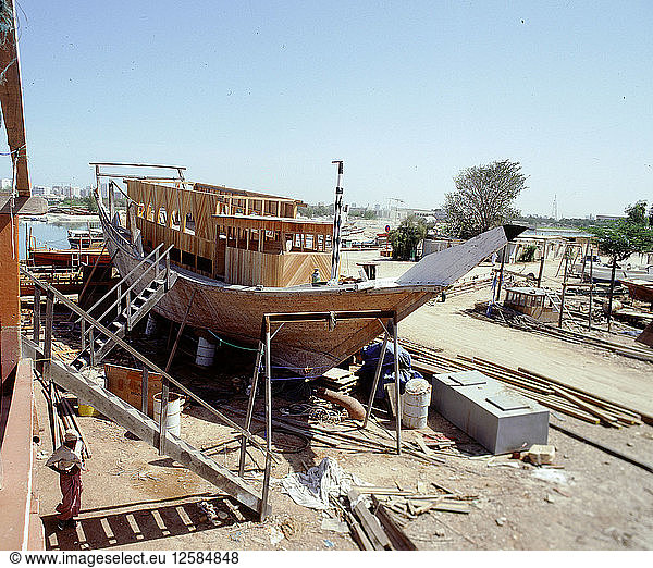 In der Werft von Ajman werden Dhows immer noch nach traditionellen Methoden gebaut wobei aus Indien stammende Hölzer verwendet werden.