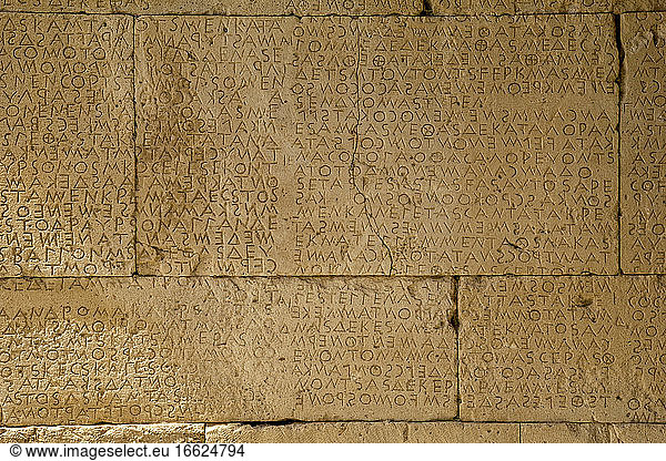 In eine Steinmauer gemeißeltes Alphabet im Odeon von Gortyn  Kreta  Griechenland