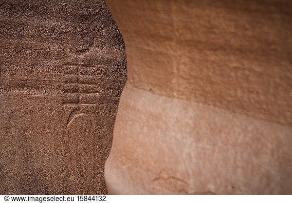 In Sandstein gehauene prähistorische Felskunst im Canyon de Chelly  AZ.