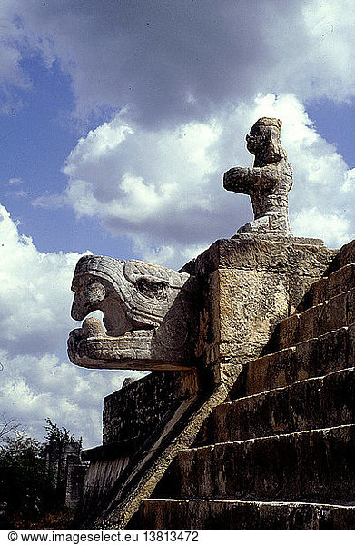 In Stein gehauener Kopf des zähnefletschenden Kukulcan (gefiederte Schlange). Auf dem Kopf flankiert ein Maya-Krieger den oberen Teil der monumentalen Treppe  die den Zugang zum ´Tempel der Krieger´ ermöglicht. Mexiko. Maya. 1000-1200 N. CHR. Chichen Itza  Yucatan.
